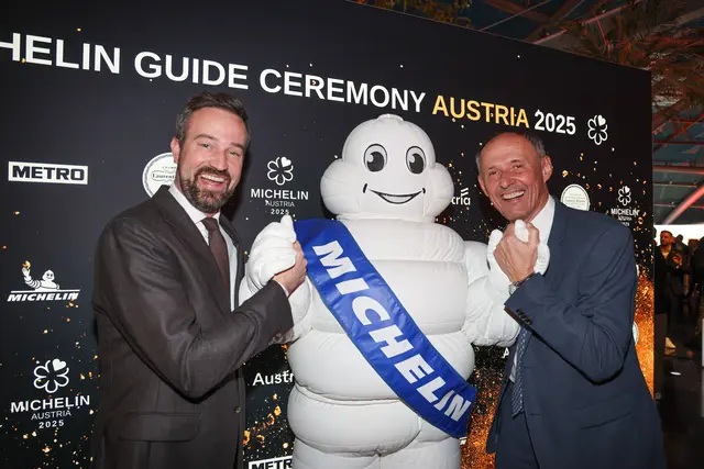 „Der Restaurantführer stärkt die Sichtbarkeit unserer Betriebe, macht Salzburg noch attraktiver als Destination für Genussreisende und wirkt als Turbo für Tourismus, regionale Wertschöpfung und Arbeitsplätze", sagt LHF-Stv. Stefan Schnöll (links) hier auf dem Archivbild mit Leo Bauernberger. | Foto: SalzburgerLand Tourismus/Franz Neumayr