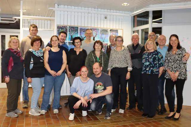 Die acht Tanzpaare ließen sich beim ÖKB-Tanzkurs von Karl Weinelt (5. v. r.) inspirieren. | Foto: Gerald Krainer