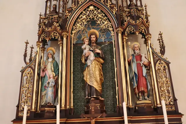 Der Josefsaltar zeigt Josef, den Schutzpatron der Arbeiter, Handwerker, Familien und der ganzen katholischen Kirche mit dem Jesuskind im Arm. Daneben befinden sich die Eltern Marias Anna und Joachim mit der kleinen Maria.  | Foto: Edith Ertl