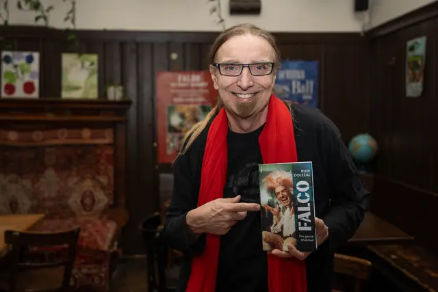 „Falco – Die ganze Wahrheit“ nennt sich die multimediale Lese-Show von und mit Rudi Dolezal.  | Foto: Sade Jerabek/MeinBezirk