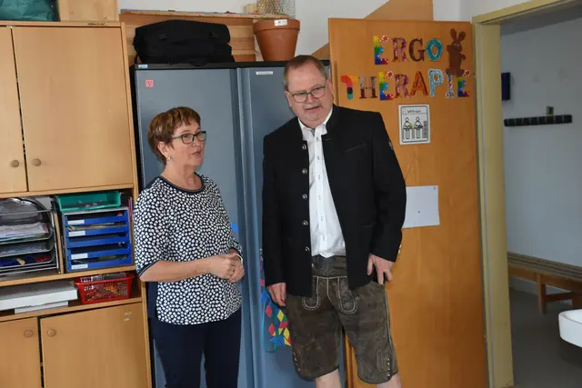  Förder- und Therapiezentrum Waldhausen. Maria Klammer und Franz Leitner beim Rundgang.  | Foto: Robert Zinterhof