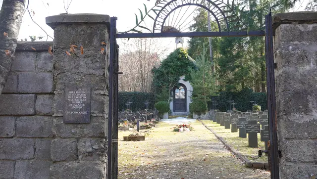 Die Plakette schreibt von "79 Soldaten des Zweiten Weltkriegs." Den Unterlagen zufolge stammt einer der toten Soldaten aber bereits aus dem Ersten Weltkrieg. | Foto: MeinBezirk Pongau
