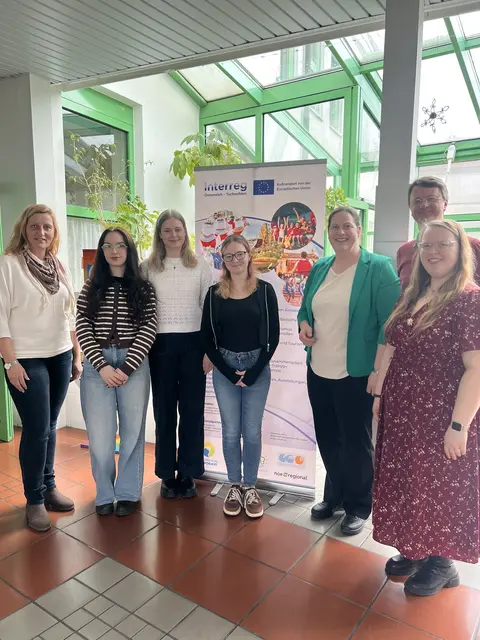 Schulleiterin Doris Rothbauer (3. v. r.) freut sich über die internationale Zusammenarbeit mit den tschechischen Studentinnen. | Foto: MMS Neufelden