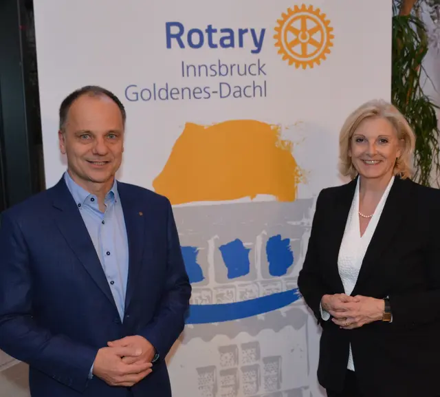 Rotarier Michael Unterweger mit Hausherrin Sabine Wechselberger (Direktorin der Tourismusschule Villa Blanka). | Foto: RC Innsbruck Goldenes Dachl