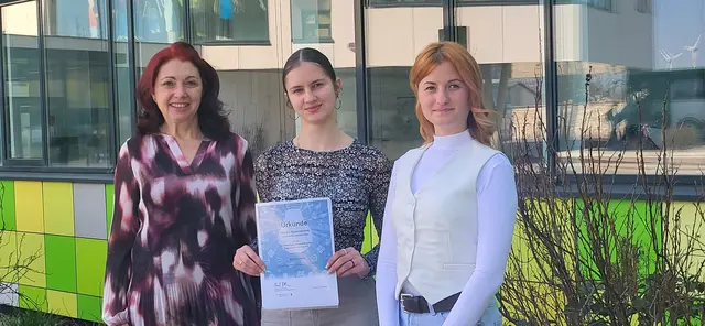 Siegerin Hanka Hammerova mit ihrer Russisch-Lehrkraft Iva Maltrovsky und der Russisch-Fremdsprachenassistentin Olga Heloir | Foto: bebruck