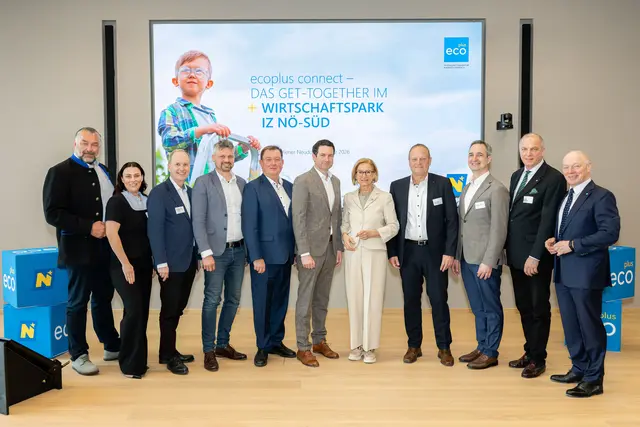v.l. Bürgermeister Hans Wimmer, Denise Seidl (Johanniter NÖ-Wien Rettungs- und Einsatzdienste mildtätige GmbH), Erich Moser (WKNÖ), David Loretto (Marktgemeinde Guntramsdorf), Bürgermeister Herbert Janschka, Bürgermeister David Berl, Landeshauptfrau Johanna Mikl-Leitner, Christian Schwarz (Rite-Hite Austria GmbH), Jürgen Höller (Denzel Robotics GmbH), Bezirkshauptmann Philipp Enzinger, ecoplus Geschäftsführer Helmut Miernicki. | Foto: Daniel Hinterramskogler