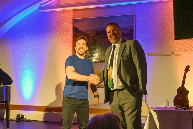 Kabarettist Bernhard Viktorin mit Bürgermeister Ing. Franz Holzer | Foto: Stadtgemeinde Gföhl