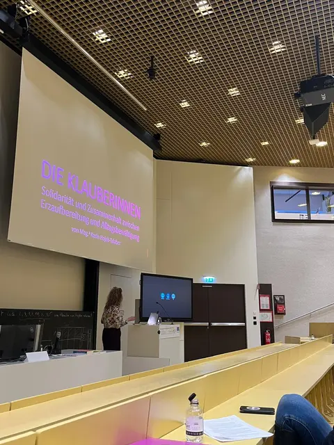 Über die Klauberfrauen und ihre Solidarität untereinander referierte Historikerin Karin Hojak-Talaber. | Foto: Laura Jung