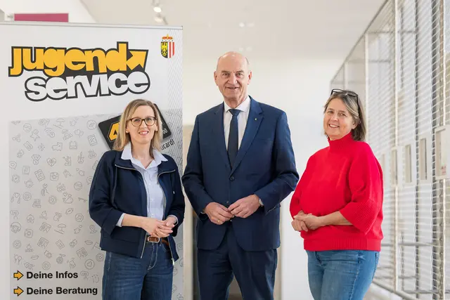 Christa Pacher-Gratzer, Leiterin des JugendService OÖ, Jugend-Landesrat Christian Dörfel und Karin Peham-Strauß, Vorsitzende des Netzwerkes der offenen Jugendarbeit in OÖ und Leiterin des JUZ Perg, präsentierten die neue Förderrichtlinie für Jugendzentren und Jugendtreffs in Oberösterreich.  | Foto: Land OÖ/Bayer