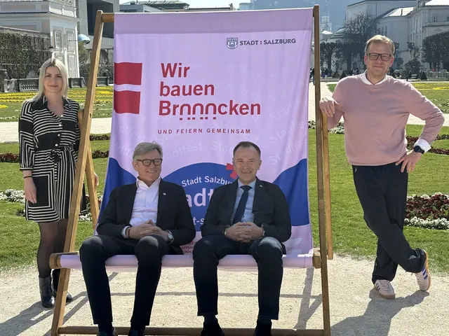 Drei Tage lang verwandeln sich die Plätze, Gassen und Brücken in der Stadt Salzburg in eine bunte Bühne für Begegnung, Musik, Kultur, Sport und gemeinsames Feiern. Im Bild: Lisa Stoff, Magistratsdirektor Max Tischler, Bürgermeister Bernhard Auinger und Jochen Höfferer 
 | Foto: Lisa Gold