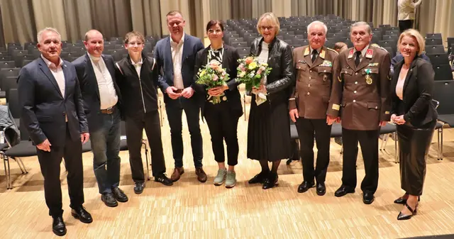 Bgm. Manfred Komericky (li) Josef Windisch, Julian Perstling, Vzbgm. Michael Konrad, Margit Schmiedbauer, Andrea Wagner, Karl Wolf, Wilhelm Kramberger und Vzbgm. Sabine Jakubzig | Foto: Edith Ertl