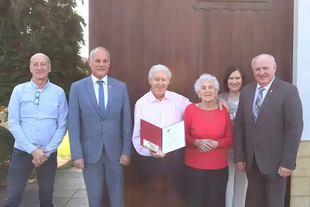 Schwiegersohn Robert Benne, GR Walter Jakob, Josef Navratil, Gattin Gisela Navratil, Tochter Silvia Benne und BGM Ernst Wendl. | Foto: Marktgemeinde Himberg