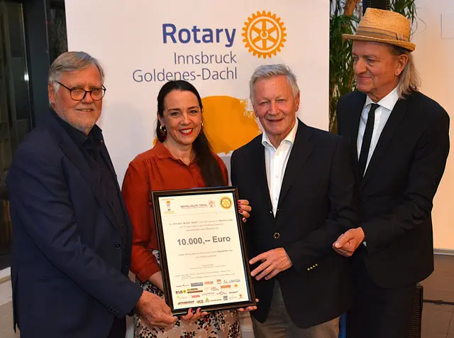 Großzügige Spende für ein wichtiges Hilfsprojekt (v.l.): Wolfgang Nairz (Vorsitzender und Gründungsmitglied der NepalHilfe Tirol), Felicitas Kohler (Präsidentin Rotary Club Innsbruck Goldenes Dachl), Helmut Krieghofer (Gemeindienst im Rotary Club Goldenes Dachl Innsbruck) sowie Musiker Markus Linder. | Foto: RC Innsbruck Goldenes Dachl