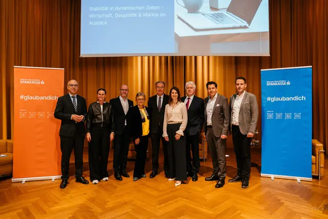 Am Foto (v.l.n.r.): WIFO-Direktor Gabriel Felbermayr, Wirtschaftskammer-Bezirksstellenleiterin Andrea List-Margreiter, Leiter Corporate Banking Jürgen Posch, Präsidentin des Sparkassenvereins Andrea Klemm, Head of Group Research Erste Group Friedrich Mostböck, Leiterin Retail-Kommerz Marion Rehberger-Horvath, Vorstandsdirektor Klaus Lehner, Vorstandsdirektor Christian Spitzer und Wirtschaftskammer-Bezirksstellenobmann Christian Oberger beim Business Frühstück im Sparkassensaal.  | Foto: Foto: Wiener Neustädter Sparkasse  
