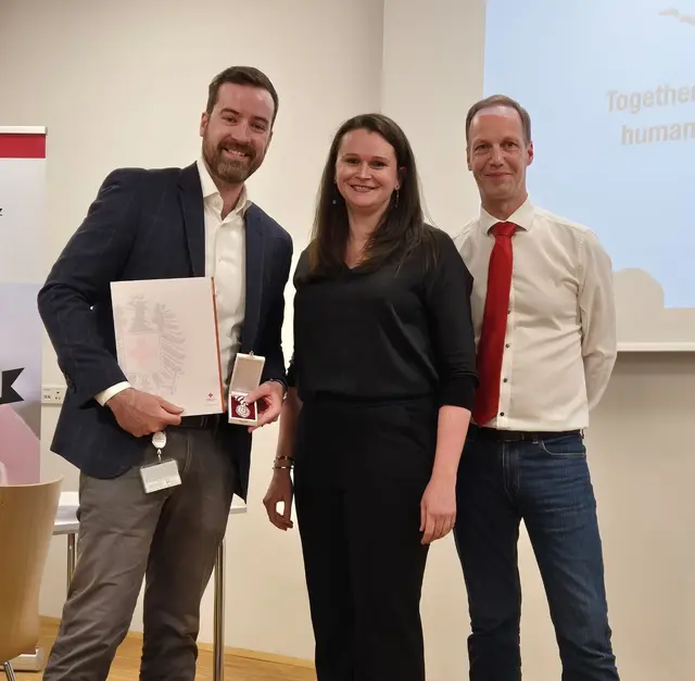 Florian Reithofer bekam die Verdienstmedaille in Silber. | Foto: Rotes Kreuz Retz