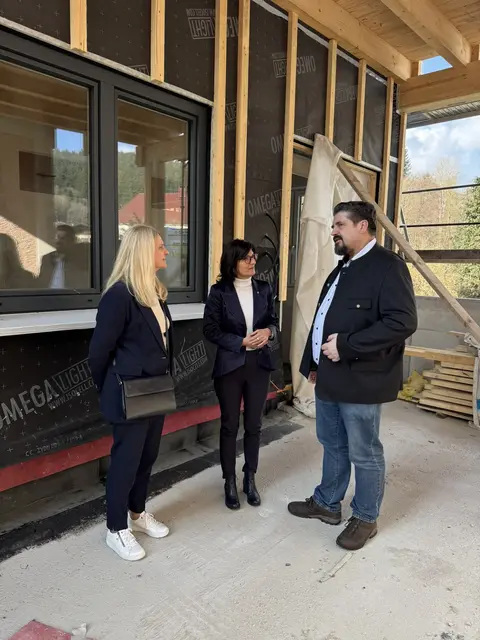 Im Rahmen des Besuches in Helfenberg durfte natürlich auch ein Lokalaugenschein bei der Baustelle vom neuen Musikheim nicht fehlen (vlnr.: LAbg. Gertraud Scheiblberger, KO Margit Angerlehner, Bgm. Martin Scwharzinger). | Foto: OÖVP / Gierlinger