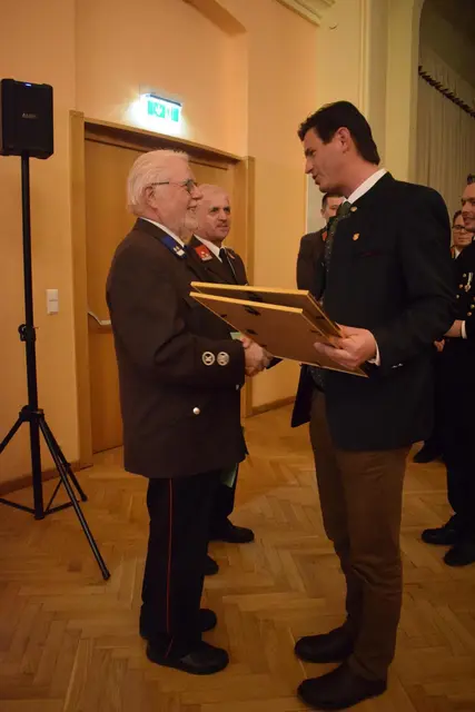Mit der Medaille für 50- jährige Tätigkeit im Feuerwehr- und Rettungswesen sowie mit dem Ehrenzeichen in Gold der Marktgemeinde Sankt Barbara im Mürztal wurden Oberlöschmeister der Verwaltung Karl Sommersguter und HLM Johann Breitler ausgezeichnet. | Foto: FF Veitsch-Ort