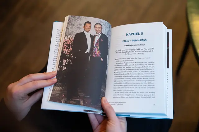 Falco (li) mit Dolezal beim Wiener Opernball. An ihrer Seite waren damals ihre Mütter.  | Foto: Sade Jerabek/MeinBezirk