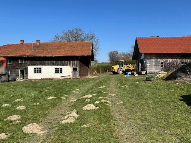 Das betroffene Grundstück beherbergt ein altes Wohngebäude (l.) und eine Hütte, die vor zehn Jahren saniert wurde. | Foto: MeinBezirk