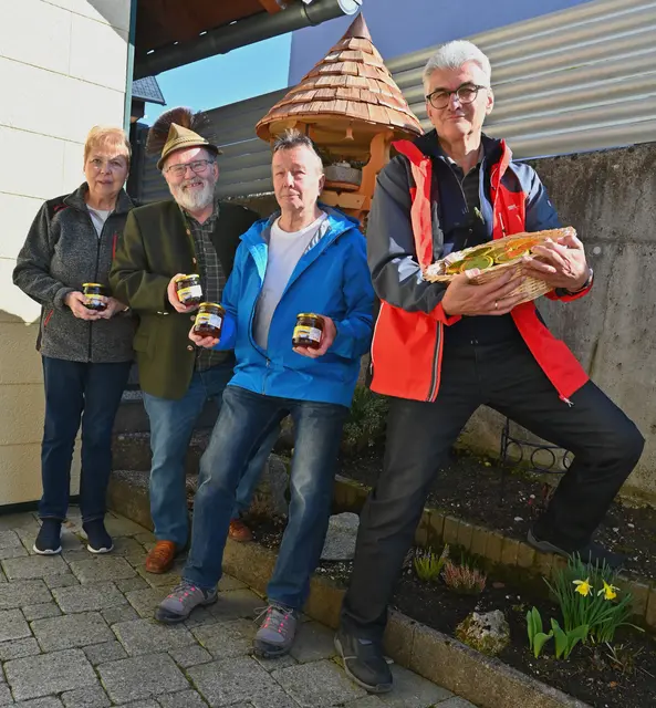 vlnr.: Gerti und Franz Josef Posch, vom Verein Franz Spiessberger und Hannes Sprickler | Foto: Wilfried Fischer