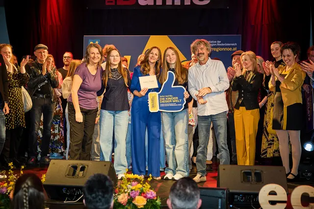 Tanja Trappl landete mit ihren Töchtern Romina und Ricarda auf dem vierten Platz. Gratuliert haben unter anderen Jurorin Birgit Denk (l.) und Juror Charlie Bader (r.) | Foto: Franz Gleiß