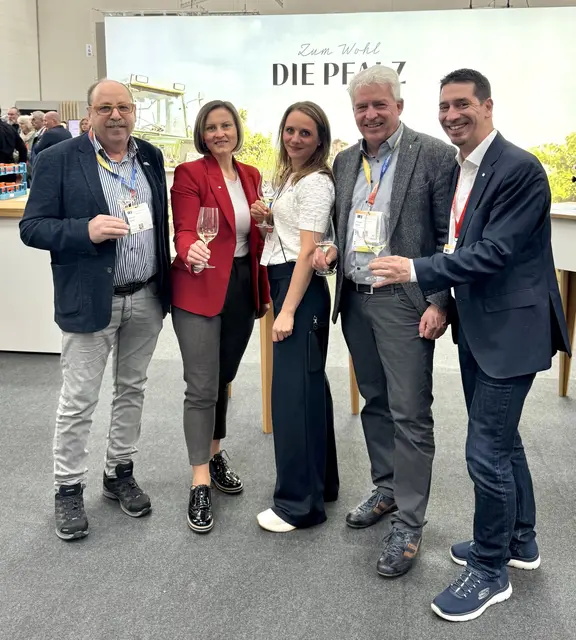 Die Messe wurde zum Austausch mit Vertreter:innen der Landwirtschaftskammer Rheinland-Pfalz genutzt: (v.l.) Vizepräsident Reinhold Hörner, Bgld. Weinbauverband-Geschäftsführerin Verena Klöckl, Weinbau-Referentin Ria Eitel (Bauern- und Winzerverband Rheinland-Pfalz), Weinbau-Referatsleiter Thomas Weihl (Landwirtschaftskammer Rheinland-Pfalz), Wein Burgenland-Geschäftsführer Christian Zechmeister | Foto: Klöckl Verena
