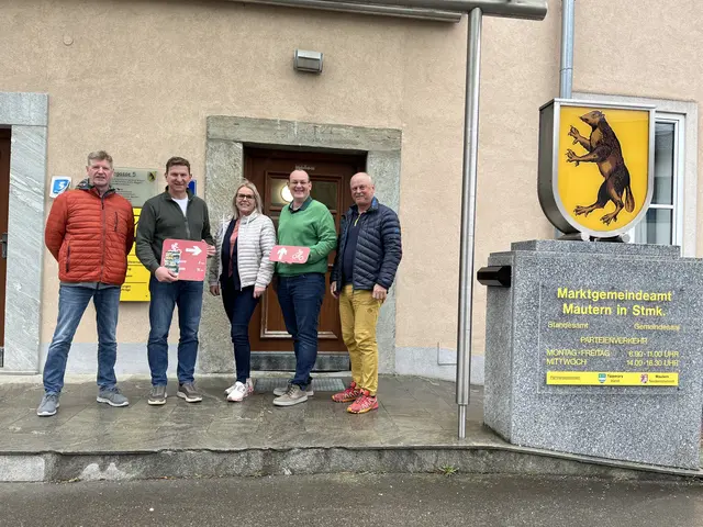 In Mautern wurde nach langer Planung wird die Mountainbike Strecke eröffnet. Im Bild: Helmut Tautschmann; Bürgermeister Andreas Kühberger; Isabel Kranz (TV Erzberg-Leoben); Markus Leitner (GF TV Erzberg-Leoben); Hubert Schiester (v. l.) | Foto: Marktgemeinde Mautern