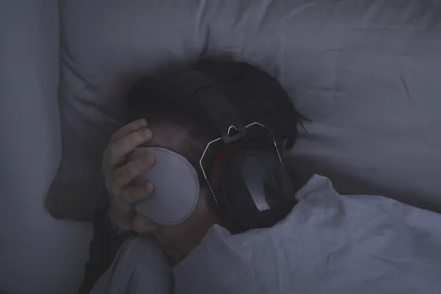 Die Betroffenen sind extrem licht- und geräuschempfindlich.  | Foto: Lea Aring/Deutsche Gesellschaft für ME-CFS