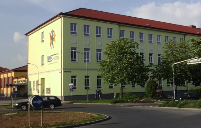 Ein 13-Jähriger soll ein Hakenkreuz auf ein Schulfenster gemalt haben. | Foto: Markus Kahrer