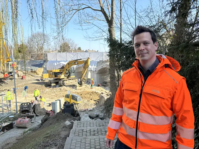 Die Erd- und Betonarbeiten werden laut Bernhard Platzer, Projektkoordinator, bis Juni in Bad Sauerbrunn abgeschlossen sein. Ab diesem Zeitpunkt beginnt der Großteil der Hochbauarbeiten. | Foto: MeinBezirk/Barbara Babonitsch-Diewald