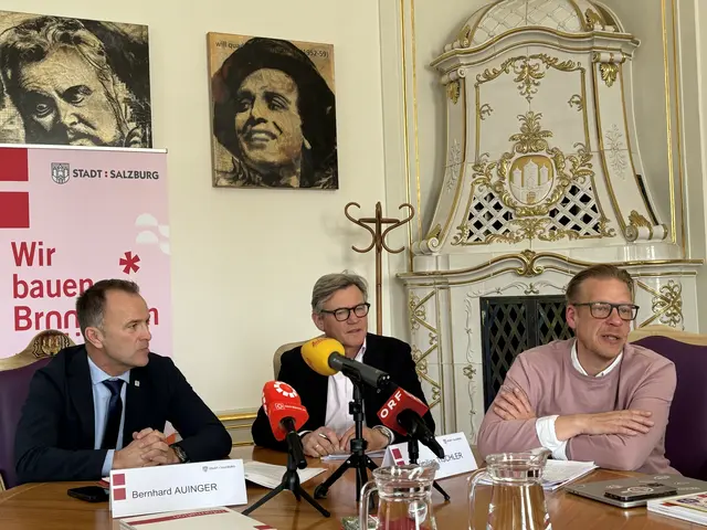 Stellten das Programm und Konzept rund um das Stadtfest 2026 vor: Bürgermeister Bernhard Auinger, Magistratsdirektor Max Tischler und Jochen Höfferer von der Stadt Salzburg. | Foto: Lisa Gold