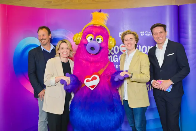 ESC-Executive-Producer Michael Krön, ORF-Programmdirektorin Stefanie Groiss-Horowitz, Maskottchen Auri, Iris Keutter, Robert Steiner.
Merken | Foto: ORF/Thomas Ramstorfer