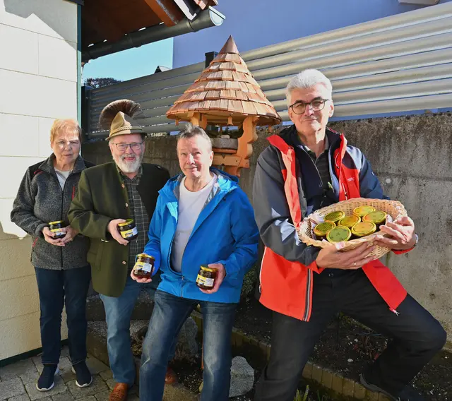 vlnr.: Gerti und Franz Josef Posch, vom Verein Franz Spiessberger und Hannes Sprickler | Foto: Wilfried Fischer