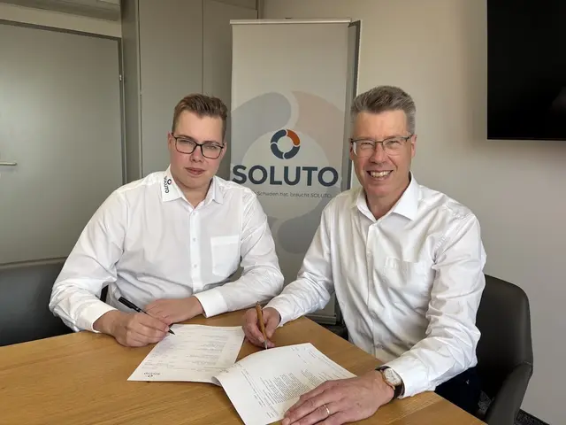 Martin Humer (links) übernimmt Geschäftsanteile der Humer Sanierungs GmbH von Martin Humer Senior (rechts). | Foto: SOLUTO