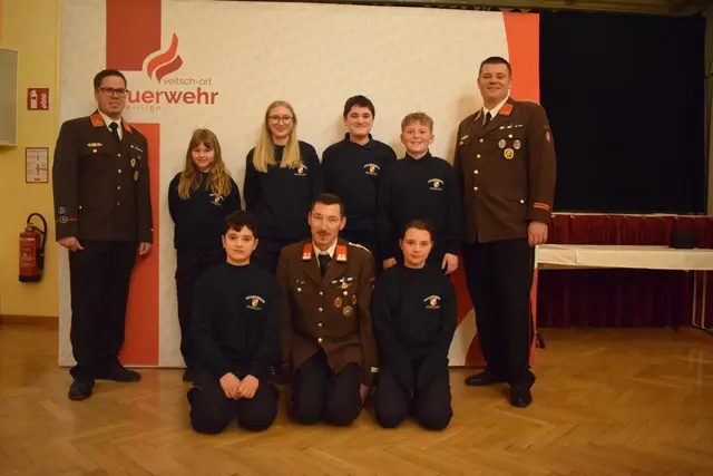 Dank einer Spende eines ortsansässigen Gewerbetreibenden konnten neue Feuerwehrpullover für die Jugend angekauft werden. | Foto: FF Veitsch-Ort