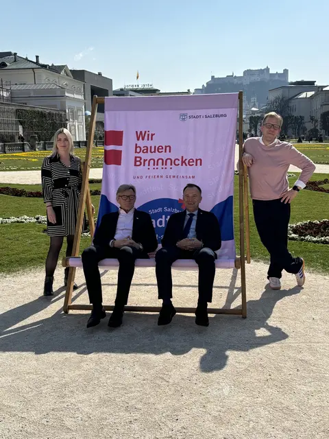 Drei Tage lang verwandeln sich die Plätze, Gassen und Brücken in der Stadt Salzburg in eine bunte Bühne für Begegnung, Musik, Kultur, Sport und gemeinsames Feiern. Im Bild: Lisa Stoff, Magistratsdirektor Max Tischler, Bürgermeister Bernhard Auinger und Jochen Höfferer 
 | Foto: Lisa Gold