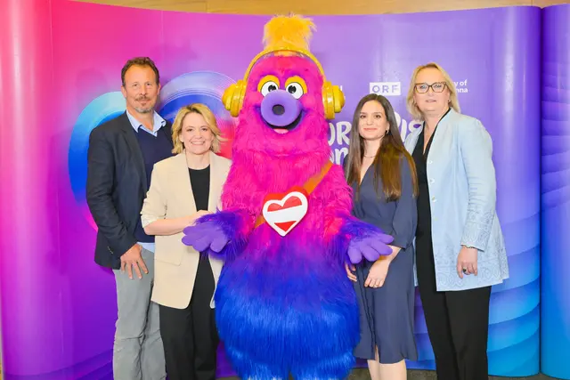 ESC-Executive-Producer Michael Krön, ORF-Programmdirektorin Stefanie Groiss-Horowitz, Maskottchen Auri, Mischa Zickler. | Foto: ORF/Thomas Ramstorfer