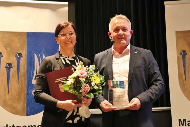 In Würdigung ihrer 27-jährigen Tätigkeit in der Familienberatungsstelle alpha nova Kalsdorf ehre Bgm. Manfred Komericky Margit Schmiedbauer. | Foto: Edith Ertl