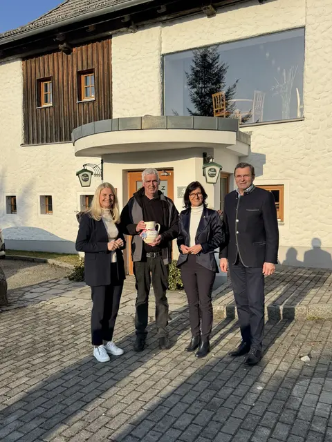 Clemens Dollhäubl und sein Team vom Ziegelstadel sind für tolle Catrings bekannt. Margit Angerlehner überraschte ihn beim Besuch mit einem kleinen Dankeschön: Der Ziegelstadel beliefert seit mittlerweile 35 Jahren das Landhaus in Linz mit Köstlichkeiten. | Foto: OÖVP / Gierlinger