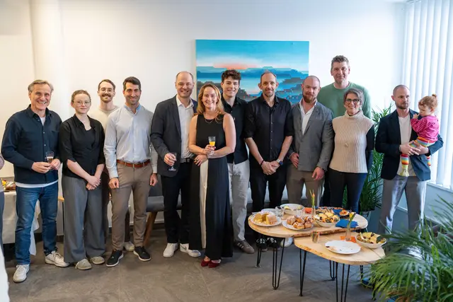 Reinhard Schmidt (4. vl) stellte das Team von Movemed vor: Catalina van Dam, Philip Blaschke, Armin Jafari, Claudia van Dam, Felix Stadler, Andreas Mitischka, Leo Pauzenberger (9. vl), Felix Rinner, Irene Palka und Thomas Prantner. | Foto: Verena Esau