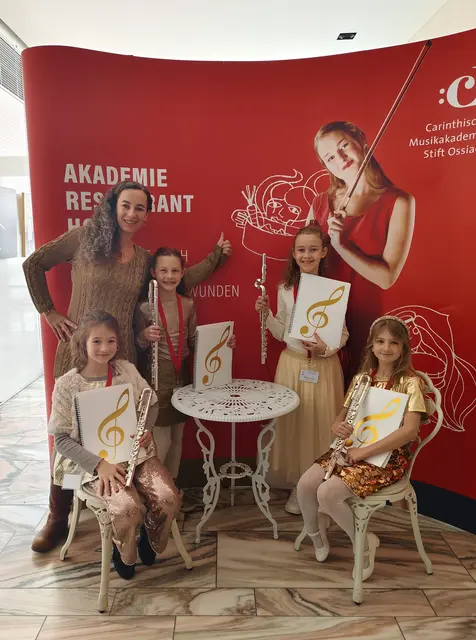 Querflöten-Ensemble „Štiri Flavti“ aus der Musikschule St. Kanzian: Valentina Drobesch, Hanna Jäger, Isabell Ottitsch und Madlen Rotim – mit Lehrerin Ulrike Münzer-Jurkowitsch | Foto: Musikschule Südkärnten