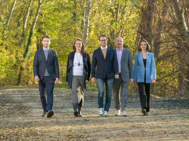 NEOS-Gemeinderat Matthias Glöckl (links): "Während andere Gemeinden derzeit gezwungen sind, Gemeindewohnungen zu verkaufen, halten wir in Klosterneuburg unseren Bestand und schaffen damit leistbaren Wohnraum – gerade auch für junge Menschen.“ | Foto: Neos Klosterneuburg