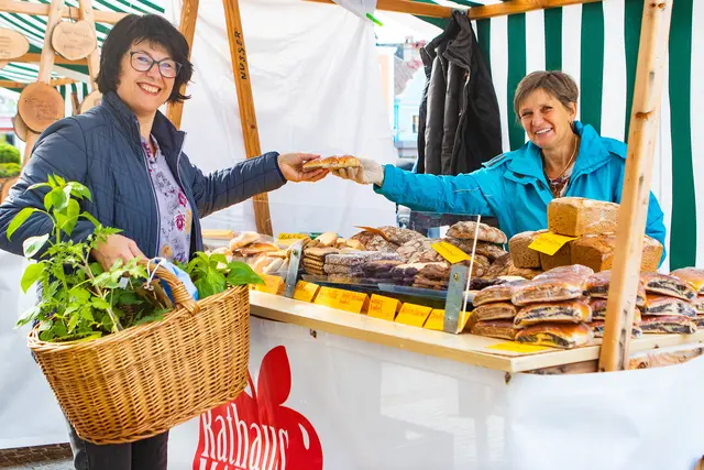 Von Obst und Gemüse bis zu Spezialitäten: Das Angebot am Markt ist vielfältig, saisonal und regional geprägt. | Foto: fotozwettl.at