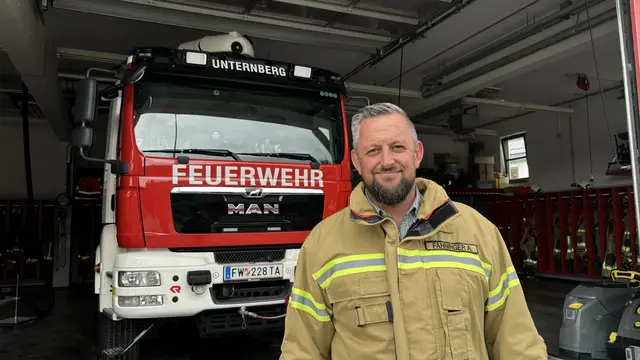 Andreas Fanninger ist Bürgermeister in Unternberg (Lungau). Er ist seit 1997 aktives Mitglied der Freiwilligen Feuerwehr im Ort. Abgebildet ist er hier noch vor der Garage der alten Zeugstätte. | Foto: pjw
