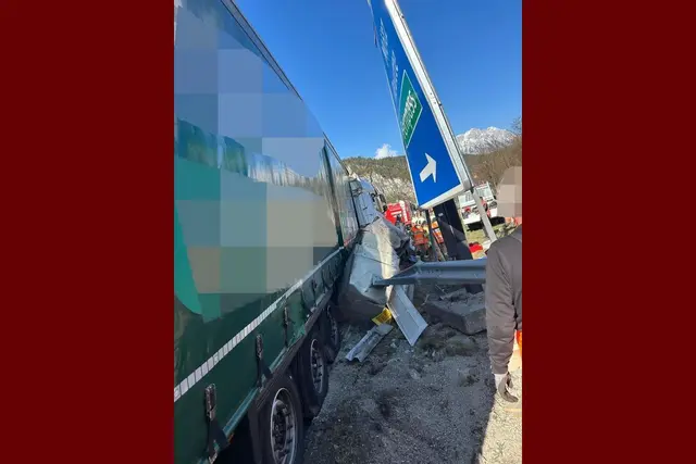 Ein Lkw-Unfall auf der A12 bei Silz sorgte für eine stundenlange Sperre und massive Staus, während in Lienz eine Radfahrerin bei einer Kollision schwer verletzt wurde. | Foto: Feuerwehr Silz