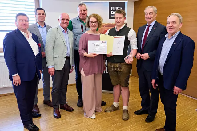 Zweiter Platz: Bundesinnungsmeister-Stv. Horst Stierschneider, Karl Fritthum (Bildungsdirektor NÖ), AK NÖ-Präsident Markus Wieser, Herbert Lechner (Fleischerei Lechner), Landesrätin Christiane Teschl-Hofmeister, Silber-Gewinner Tobias Sengseis, WKNÖ-Vizepräsident Christian Moser und Landesinnungsmeister Jakob Ellinger | Foto: Bernhard Raab