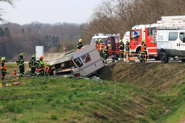 Zwischen Lambach und Neukirchen gerät ein Wohnwagen von der Straße ab und landet im Graben. | Foto: laumat/Matthias Lauber