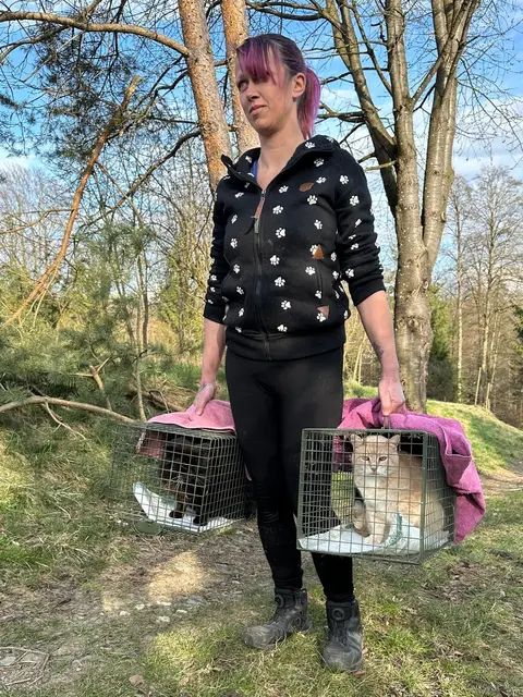Obfrau Michaela Winter mit eingefangene Streunerkatzen  | Foto: Dogs Cats and more