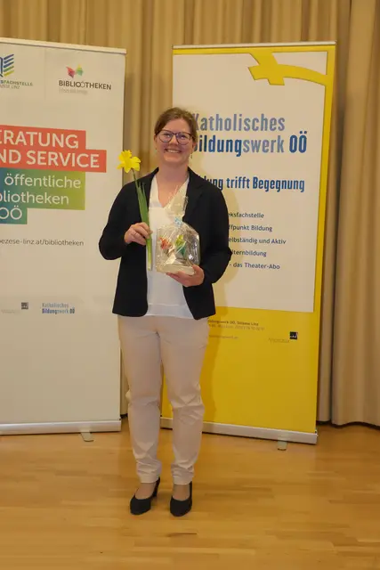 Katrin Finker von der Bibliothek Weibern schloss ihre Ausbildung erfolgreich ab und wurde für ihren Beitrag zur Kultur- und Bildungsarbeit in Gemeinden und Pfarren geehrt.  | Foto: Bibliotheksfachstelle/Franz Reischl