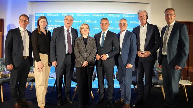 Sparkasse-Zukunftsforum #glaubanmorgen: Johannes Scheidl, Doris Ploner, Christoph Badelt, Rebekka Salzer, Wolfgang Hattmannsdorfer, Volker Fuchs, Karl Schwarz und Peter Hochleitner (von links). | Foto: Franz Fichtinger